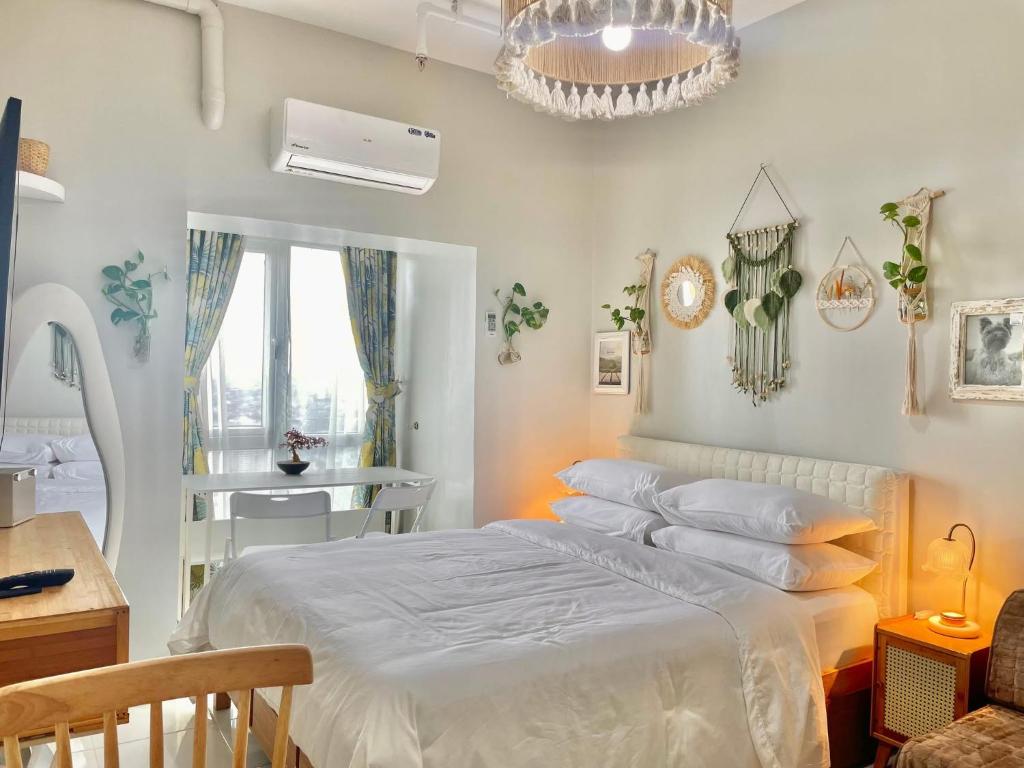 Postel nebo postele na pokoji v ubytování Serene Haven in Tomas Morato