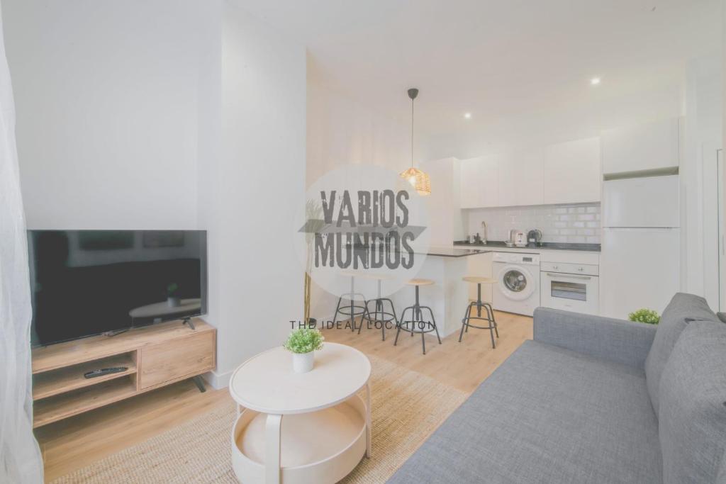 un salon avec un canapé et une table dans l'établissement Estilo con parking para 4, vive La Latina, à Madrid