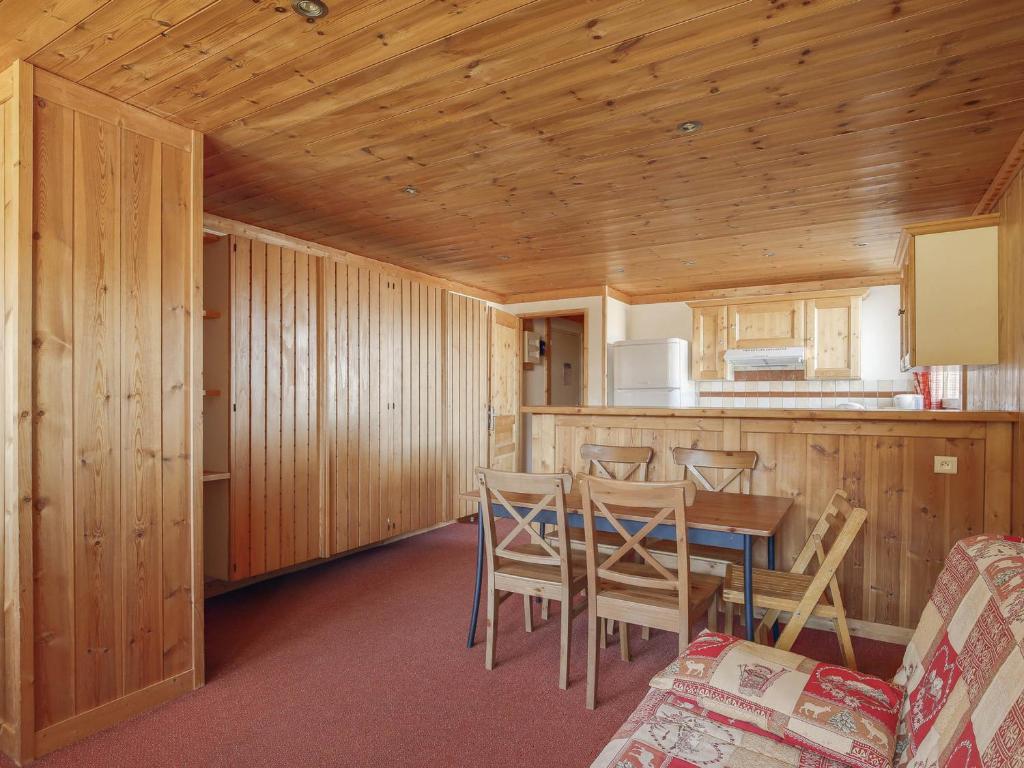 a kitchen and dining room with a table and chairs at Studio cabine 5 personnes à Arc 1600, ski aux pieds, proche commerces, wifi gratuit - FR-1-411-361 in Arc 1600