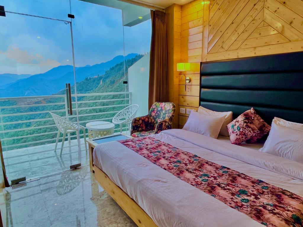 Postel nebo postele na pokoji v ubytování The Classic Hill View Hotel, Near JW Marriott Mussoorie