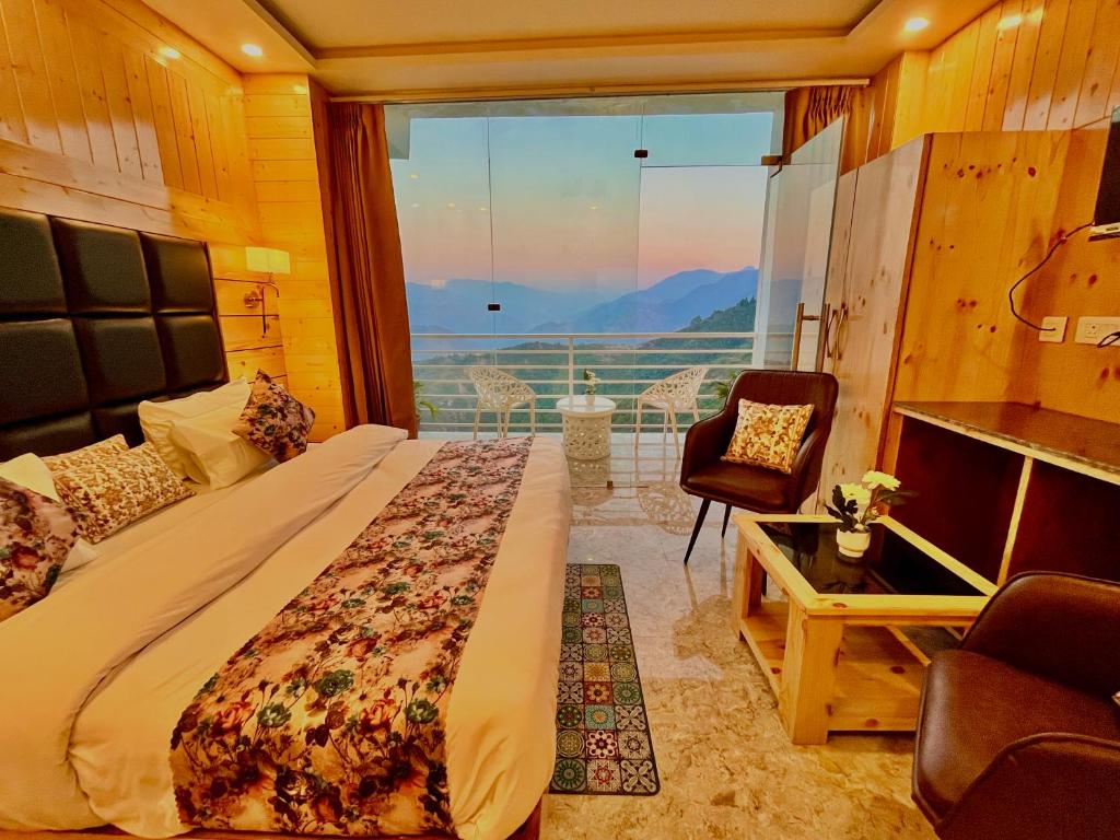 Postel nebo postele na pokoji v ubytování The Classic Hill View Hotel, Near JW Marriott Mussoorie