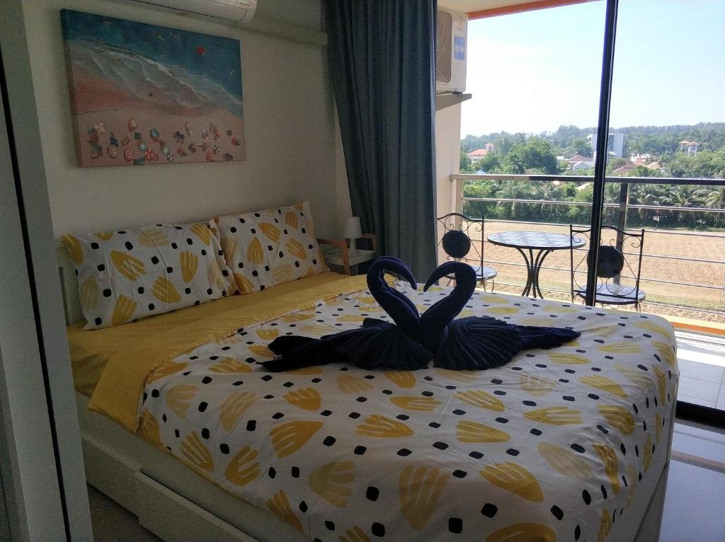 En eller flere senge i et værelse på Lovely Mai Khao studio room