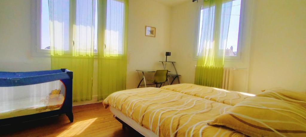 une chambre avec deux lits et deux fenêtres dans l'établissement Grande maison proche Dieppe, idéal familles et professionnels, à Dieppe
