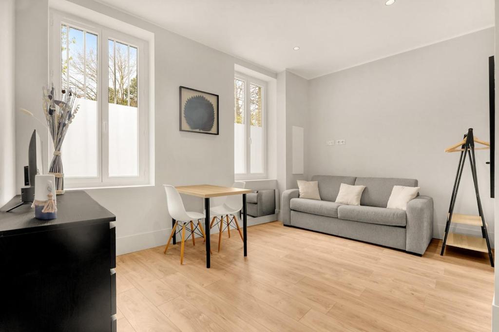 un salon avec un canapé et une table dans l'établissement Studio Tolosan - Cosy Tram & Bord de Garonne, à Toulouse