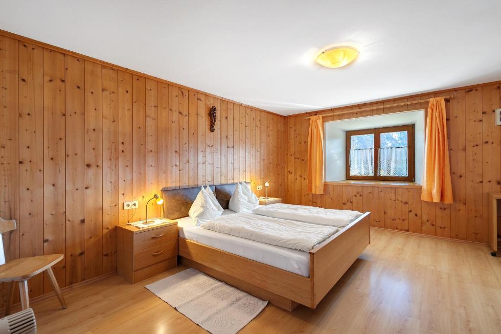 Postel nebo postele na pokoji v ubytování Wegscheiderhof