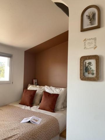 - une chambre avec un lit et un livre dans l'établissement L'Origan, Studio sous les toits, à Draguignan