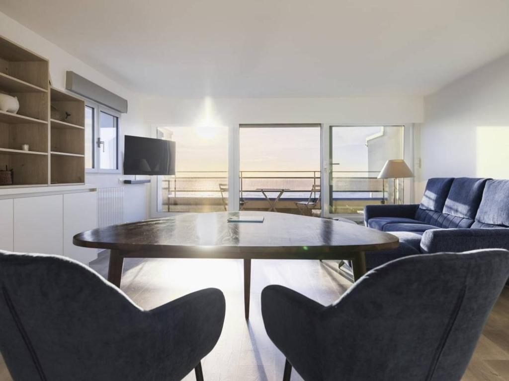un salon avec une table et deux chaises dans l'établissement Magnifique appartement au Touquet, balcon vue mer, wifi, box inclus - FR-1-821-1, à Le Touquet-Paris-Plage