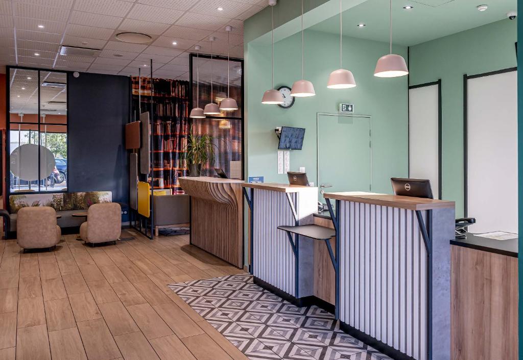 an office with green walls and a desk and chairs at B&B HOTEL Bordeaux Bassins à flot in Bordeaux