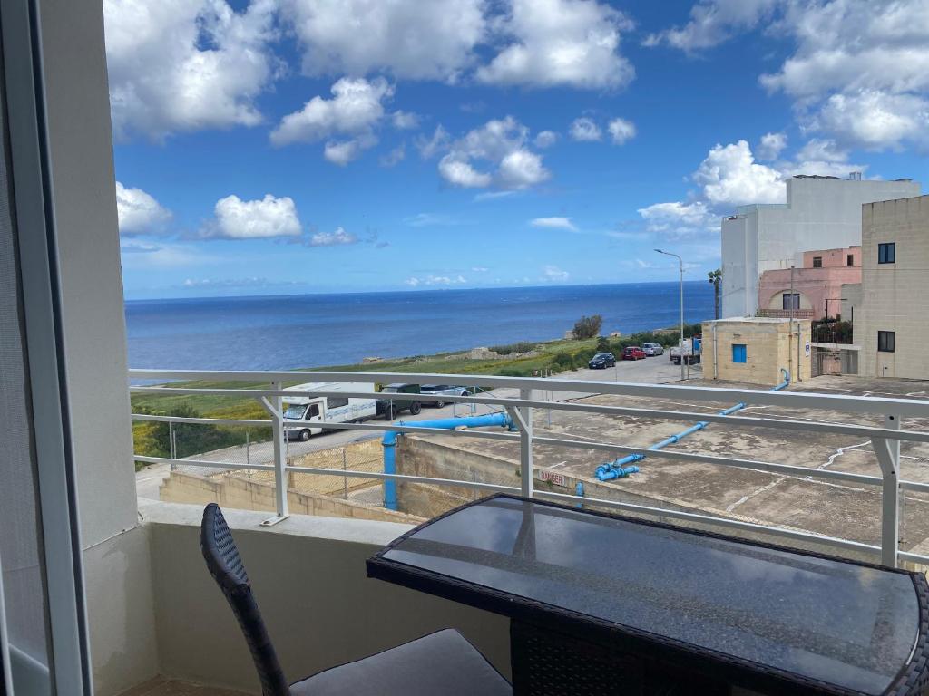 ŻonqorOcean View Apartment Marsascala的从阳台上欣赏海景
