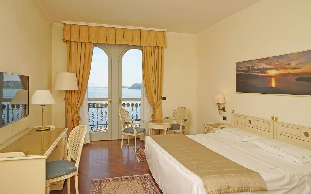 Postel nebo postele na pokoji v ubytování Hotel Savoy Palace