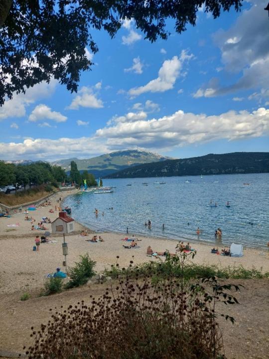 un groupe de personnes sur une plage dans l'eau dans l'établissement Mobil home près du lac - camping Poney, à Sainte-Croix-de-Verdon