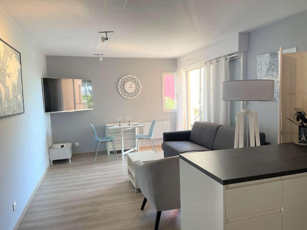 un salon avec un canapé et une table dans l'établissement Studio 2 couchages - Centre Port - CAP D 'AGDE, au Cap d'Agde