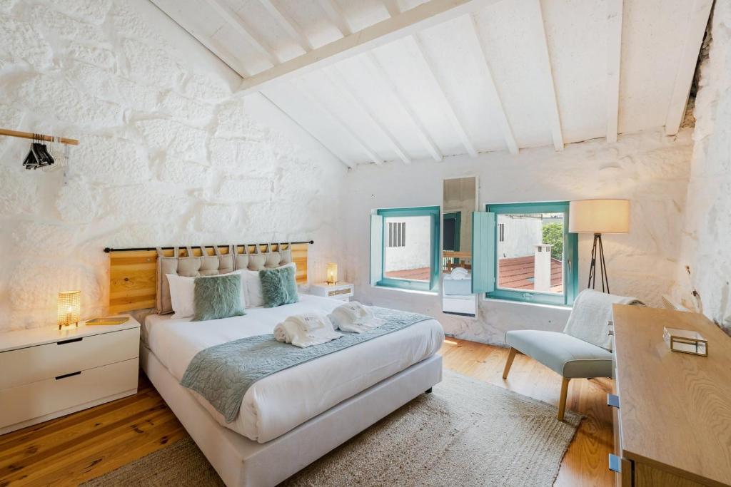 una camera da letto con un letto, una scrivania e una sedia di GuestReady - A special place in Porto a Porto