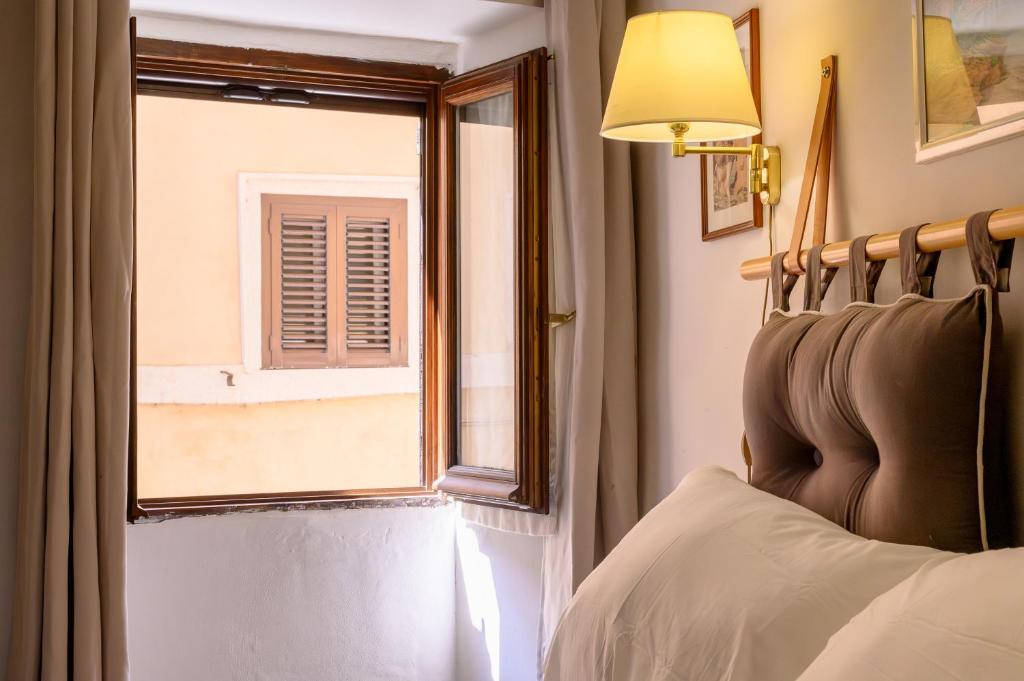 a bedroom with a bed and a window at Puccini Flat in Rome