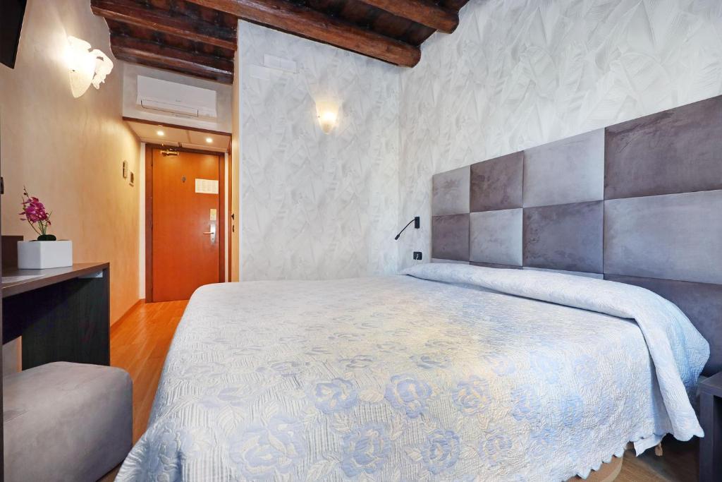 Postel nebo postele na pokoji v ubytování Hotel Rimini