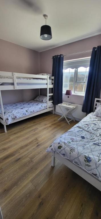 Postel nebo postele na pokoji v ubytování Cosy Family home