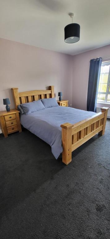 Postel nebo postele na pokoji v ubytování Cosy Family home