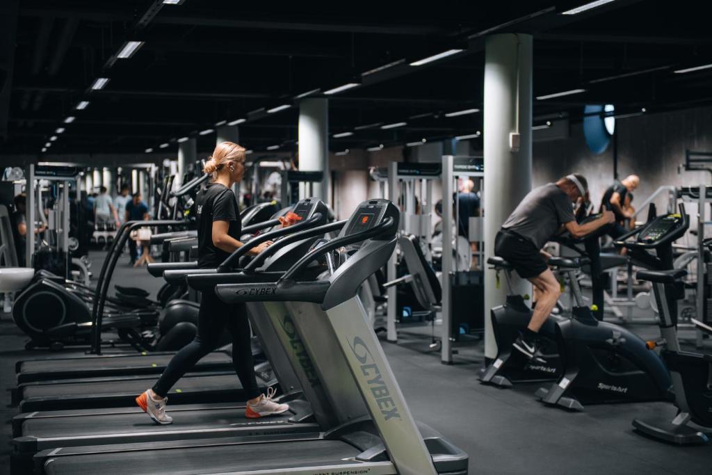 Fitness centrum a/nebo fitness zařízení v ubytování Hernö Gin Hotell