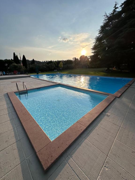Bazén v ubytovaní Residence L'Oliveto Garden and Swimming pool alebo v jeho blízkosti