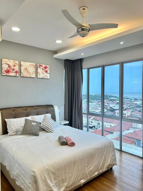 Postel nebo postele na pokoji v ubytování Sekinchan HighLevel SeaView Homestay 高楼 看海 阳台民宿