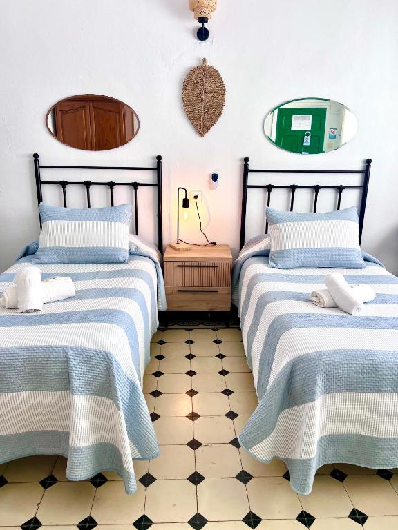 Łóżko lub łóżka w pokoju w obiekcie Hostal El Faro