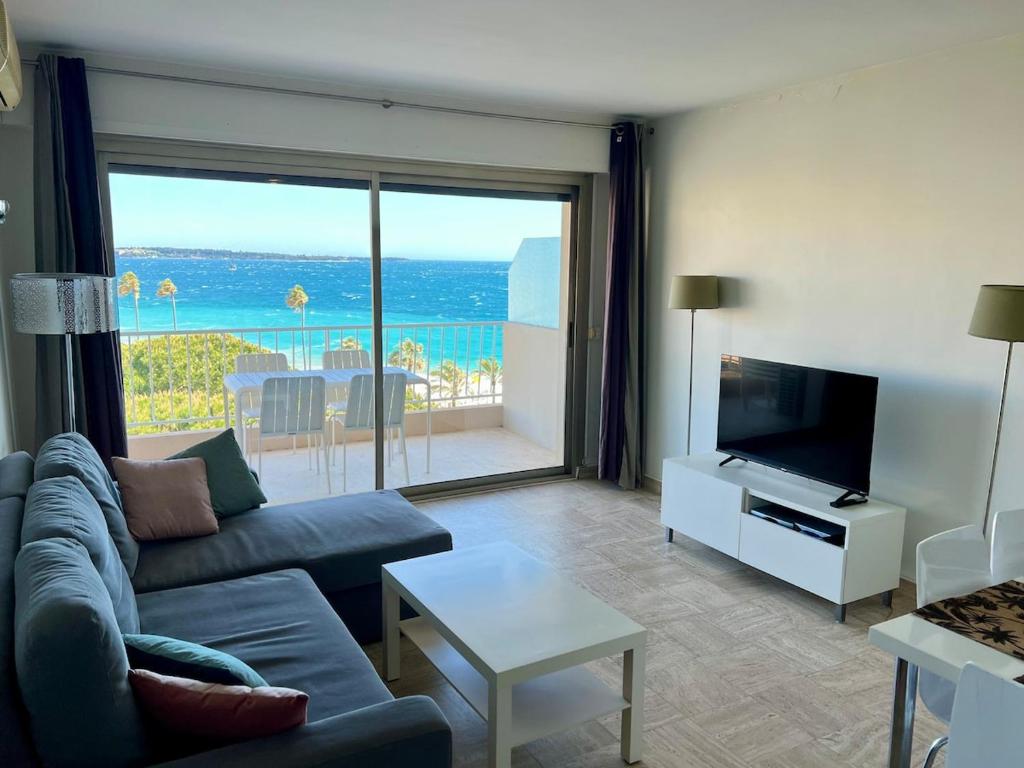 - un salon avec un canapé et une télévision avec vue dans l'établissement Charming seaside apartment, à Cannes