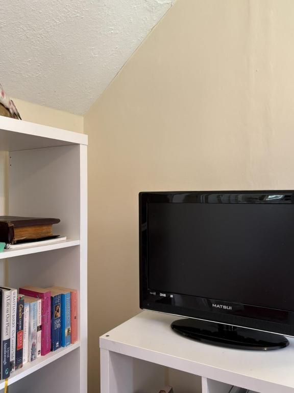 TV a/nebo společenská místnost v ubytování Superb Double Room near Airport - 2