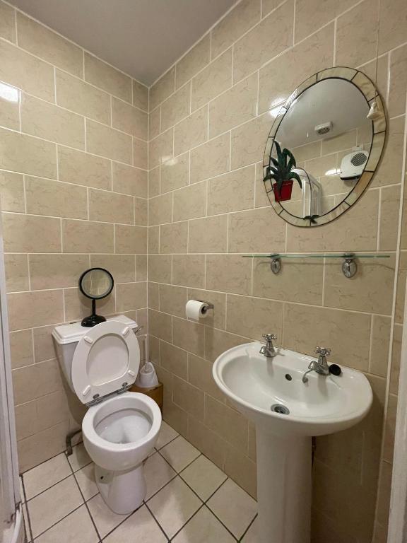 Koupelna v ubytování Superb Double Room near Airport - 2