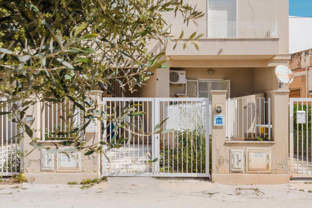 Το κτήριο όπου στεγάζεται  το διαμέρισμα