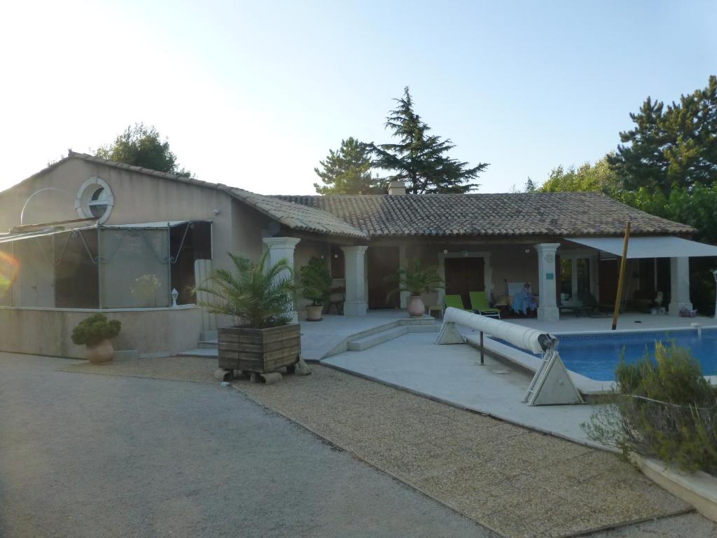 une maison avec une piscine devant dans l'établissement Maison en PROVENCE, à Robion
