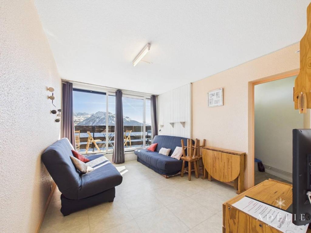 a living room with a couch and a chair at Studio confortable au centre, proche remontées mécaniques - FR-1-398-573 in Montvalezan