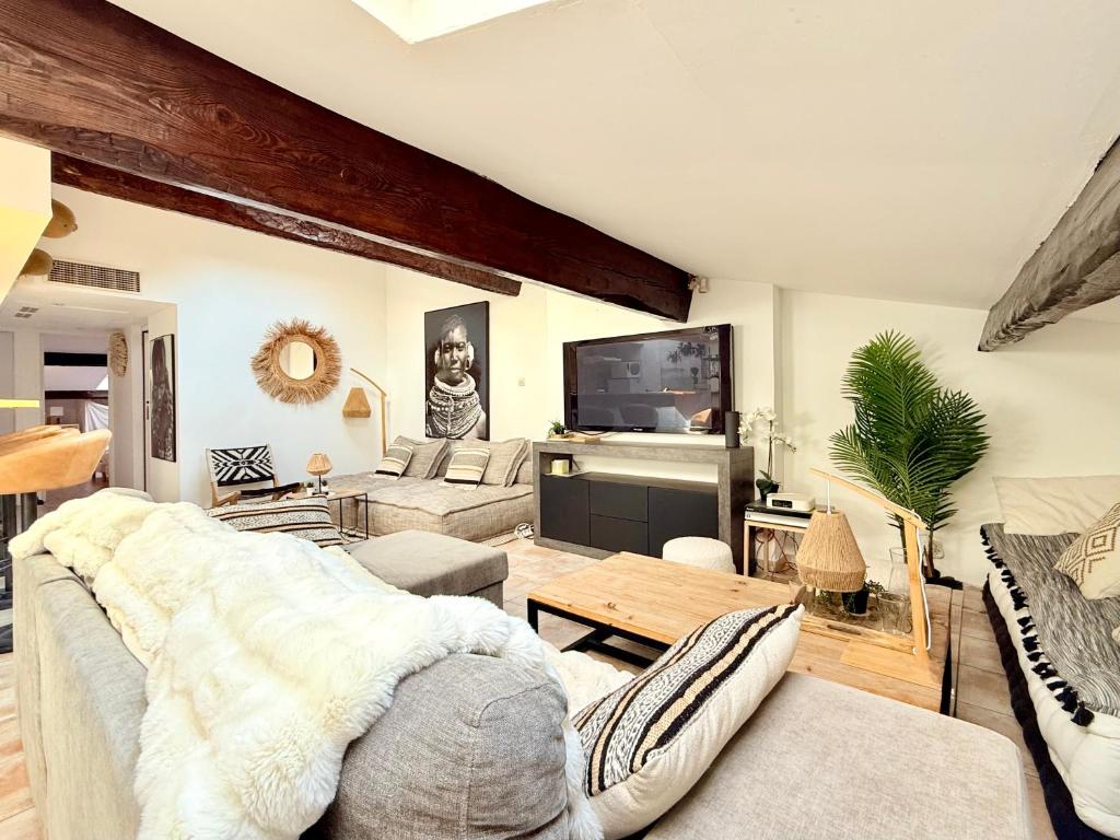 un salon avec un canapé et une table dans l'établissement Charmant Appartement à 50m du Palais des Festivals et de la Croisette, à Cannes