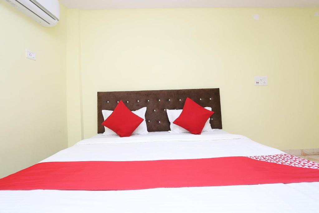 Postel nebo postele na pokoji v ubytování Hotel O Manoj