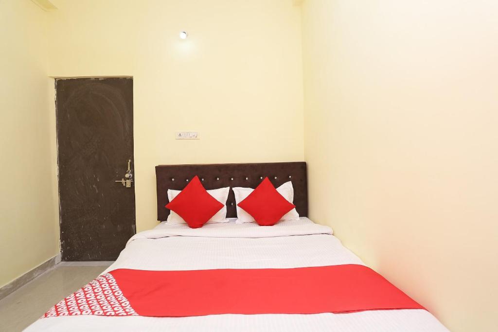 Postel nebo postele na pokoji v ubytování Hotel O Manoj