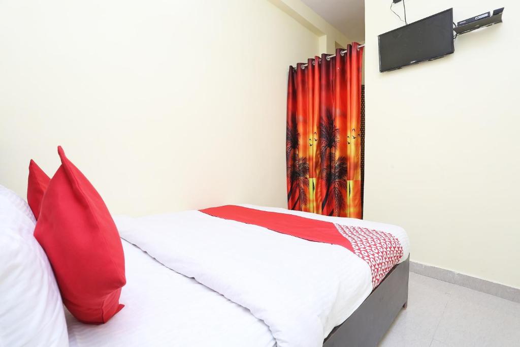 Postel nebo postele na pokoji v ubytování Hotel O Manoj