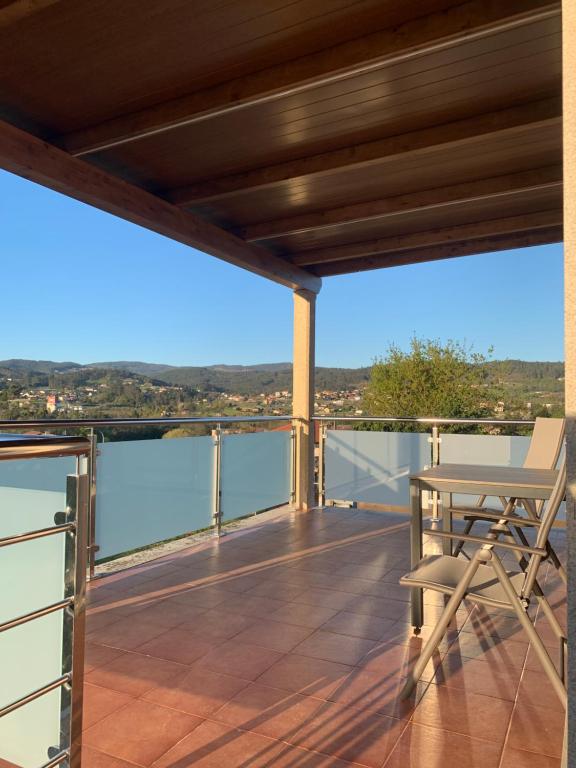 ポンテベドラにあるVilla Lila - planta 1ªのバルコニー(屋上のテーブルと椅子付)