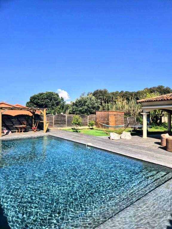 une piscine dans l'arrière-cour d'une maison dans l'établissement A Bella Gaia, à Cauro