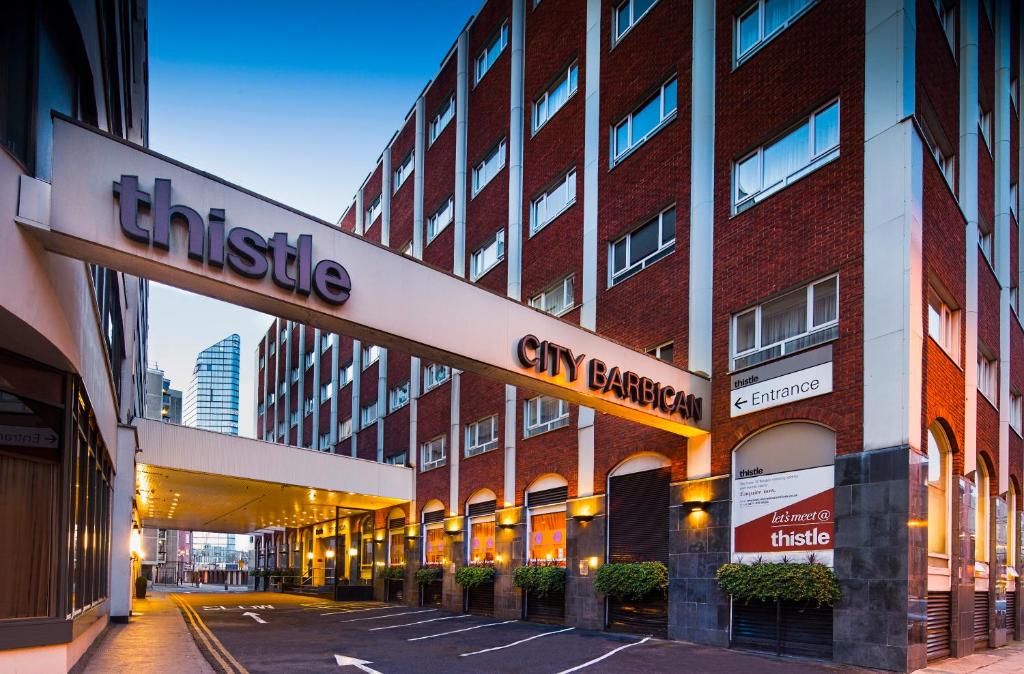 un bâtiment avec un panneau indiquant l'intérieur de la ville dans l'établissement Thistle Barbican Shoreditch, à Londres