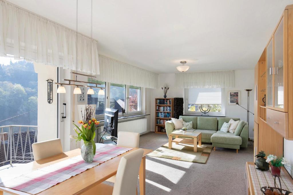 ein Wohnzimmer mit einer Couch und einem Tisch in einem Zimmer in der Unterkunft Ferienwohnung Rheinblick in Sankt Goar