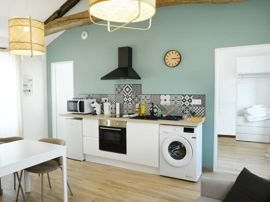 - une cuisine avec lave-linge et sèche-linge dans la chambre dans l'établissement L'élégant, T2 avec climatisation, wifi, à Cognac