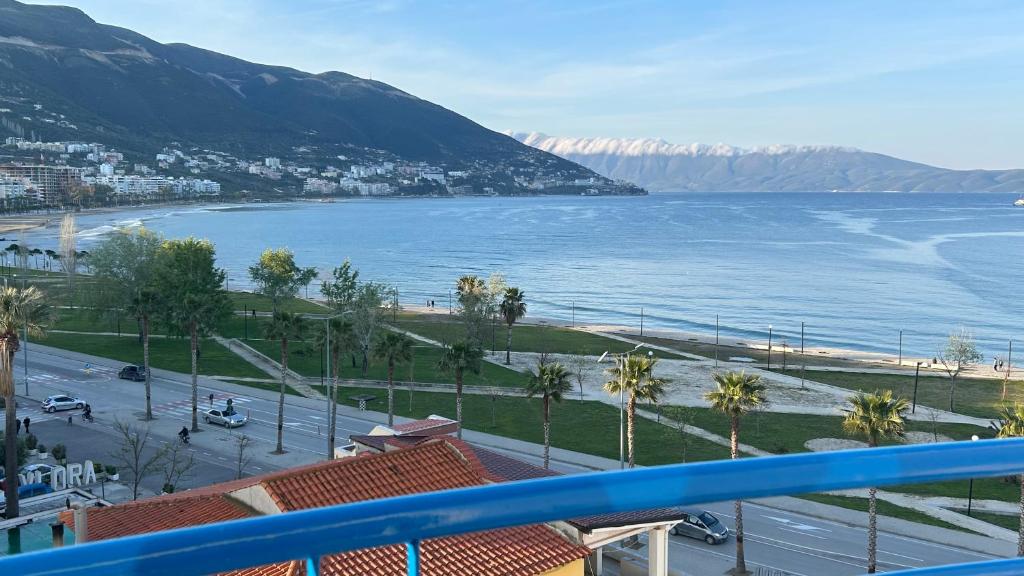 una vista di una spiaggia e dell'oceano da un balcone di Endless Summer a Vlorë