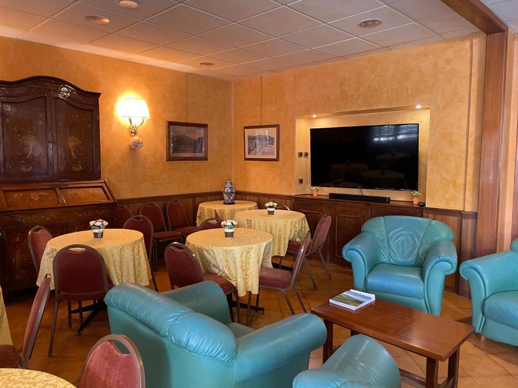 TV a/nebo společenská místnost v ubytování Hotel Mondial Rapallo