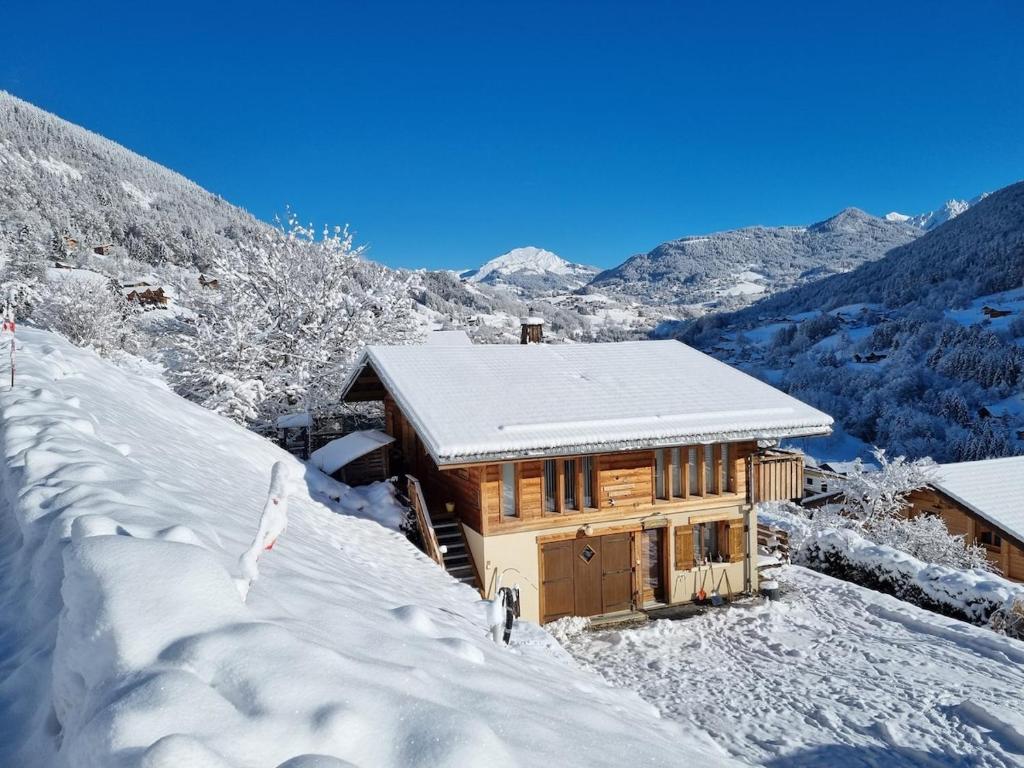 Το Very comfortable, fully equiped two bed appartement in private chalet entire floor Near La Clusaz, Grand Bornand, Annecy and lake and private terrace Bbq τον χειμώνα