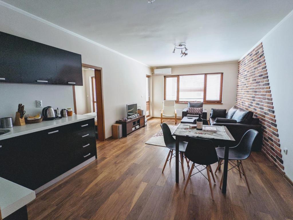 Spacious modern 1BR apartment near the gondola