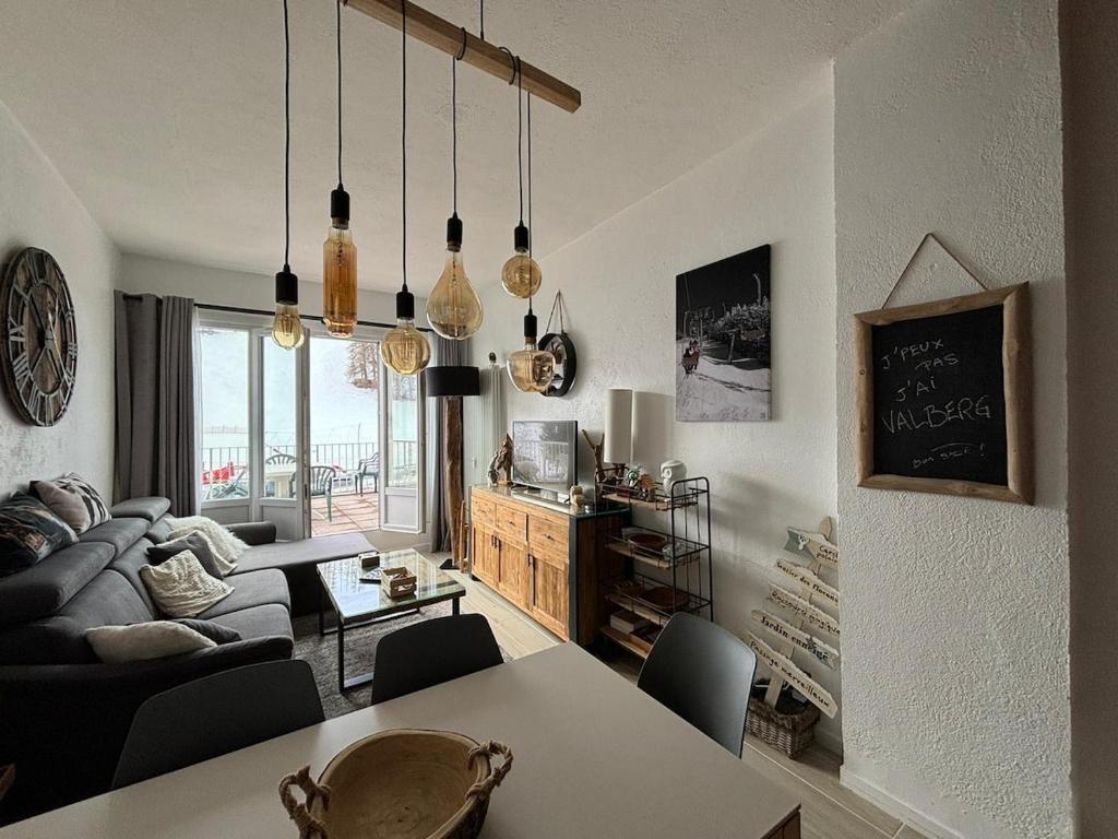 un salon avec un canapé et une table dans l'établissement Alpazur, studio cozy, à Valberg