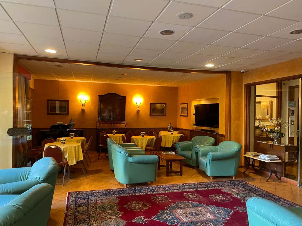 TV a/nebo společenská místnost v ubytování Hotel Mondial Rapallo