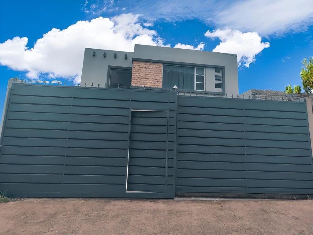 ein Gebäude mit einem Tor vor einer Garage in der Unterkunft Hermosa Casa Vacacional o de Hospedaje en Cuenca in Cuenca
