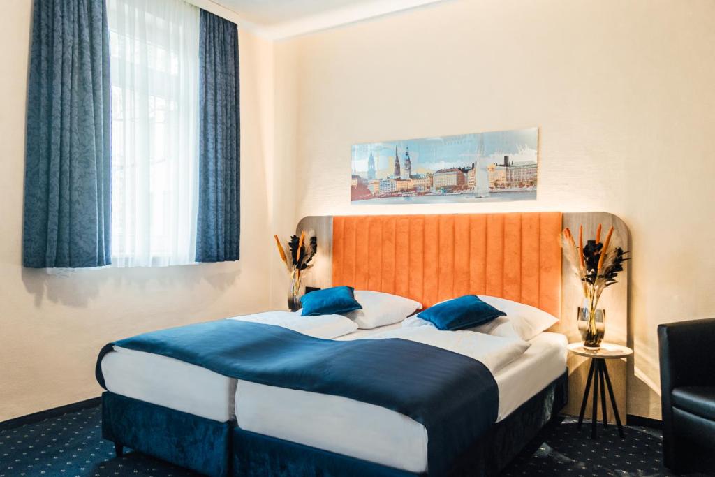 Postel nebo postele na pokoji v ubytování Hotel Commerz Hamburg