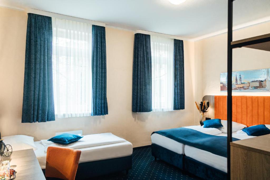 Postel nebo postele na pokoji v ubytování Hotel Commerz Hamburg