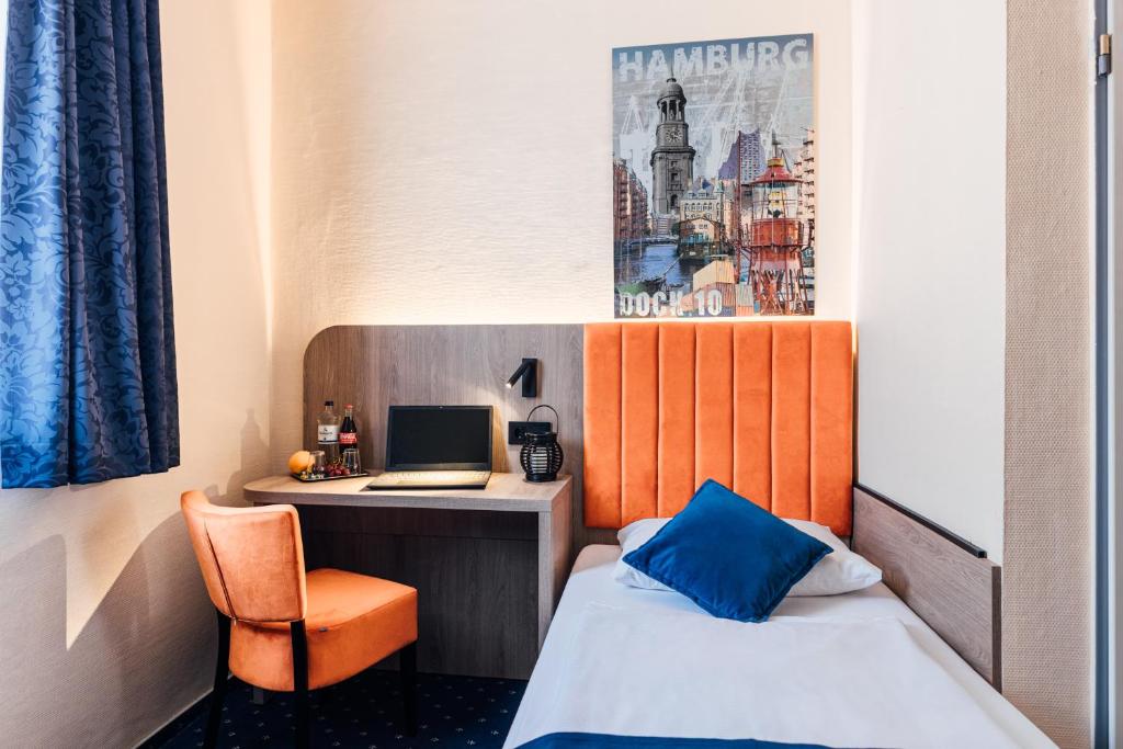 Postel nebo postele na pokoji v ubytování Hotel Commerz Hamburg